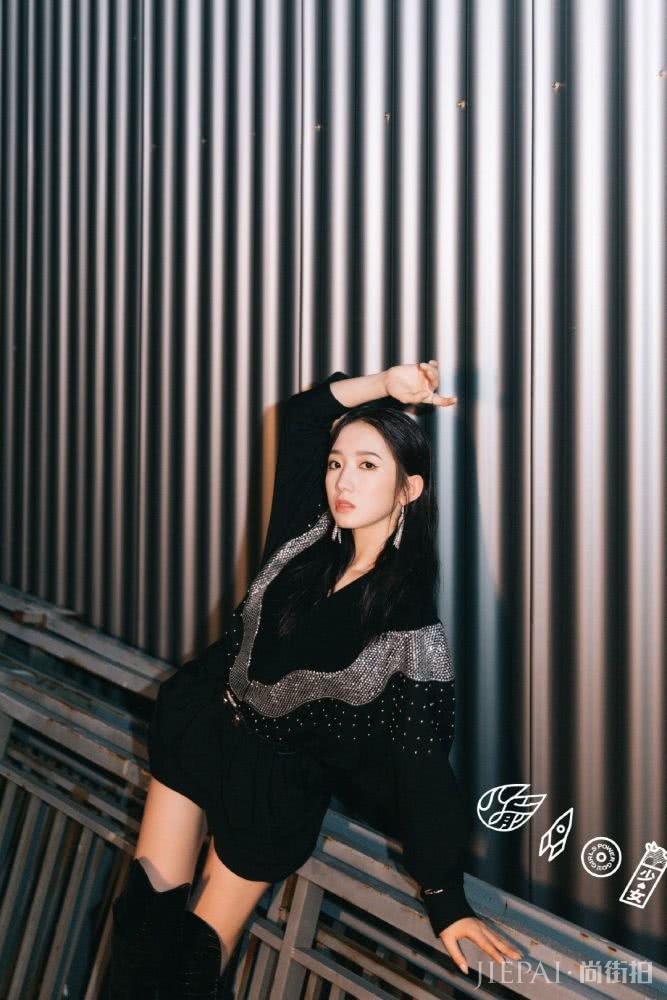 孟美岐深夜营业,黑发黑衣黑靴风格神似戚薇