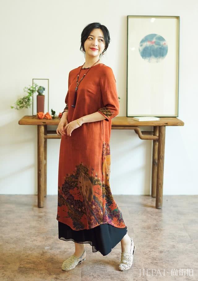 夏天穿一袭香云纱,浸染岁月之美,让人不知身处何年