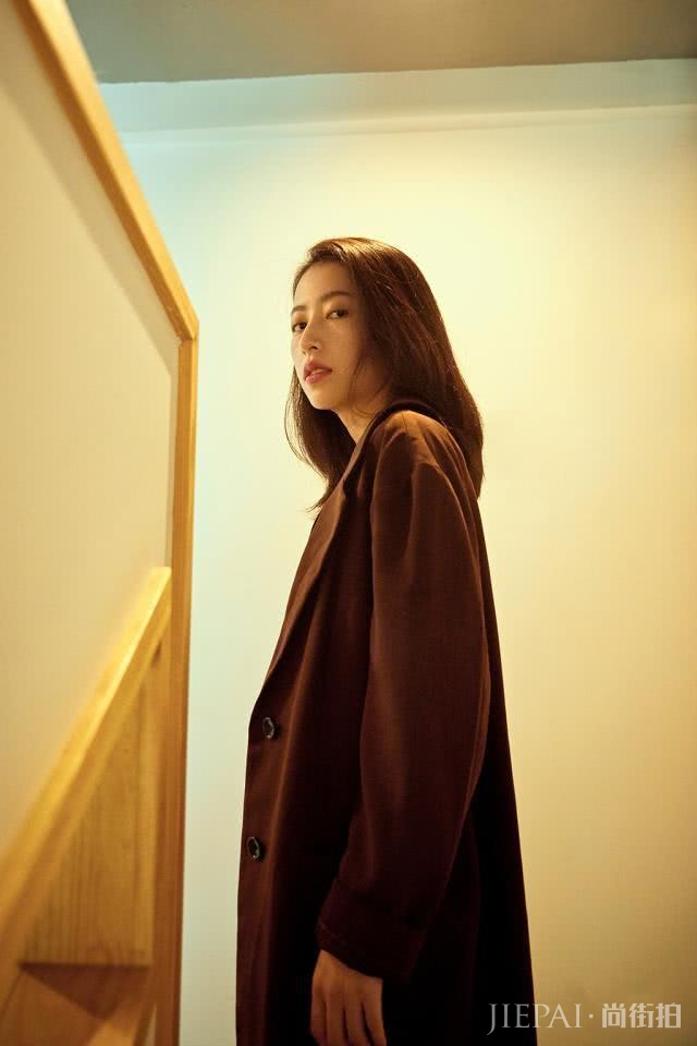 周雨彤解锁夏末秋初穿搭！或温柔或率性或飒爽，百变风格随意切换