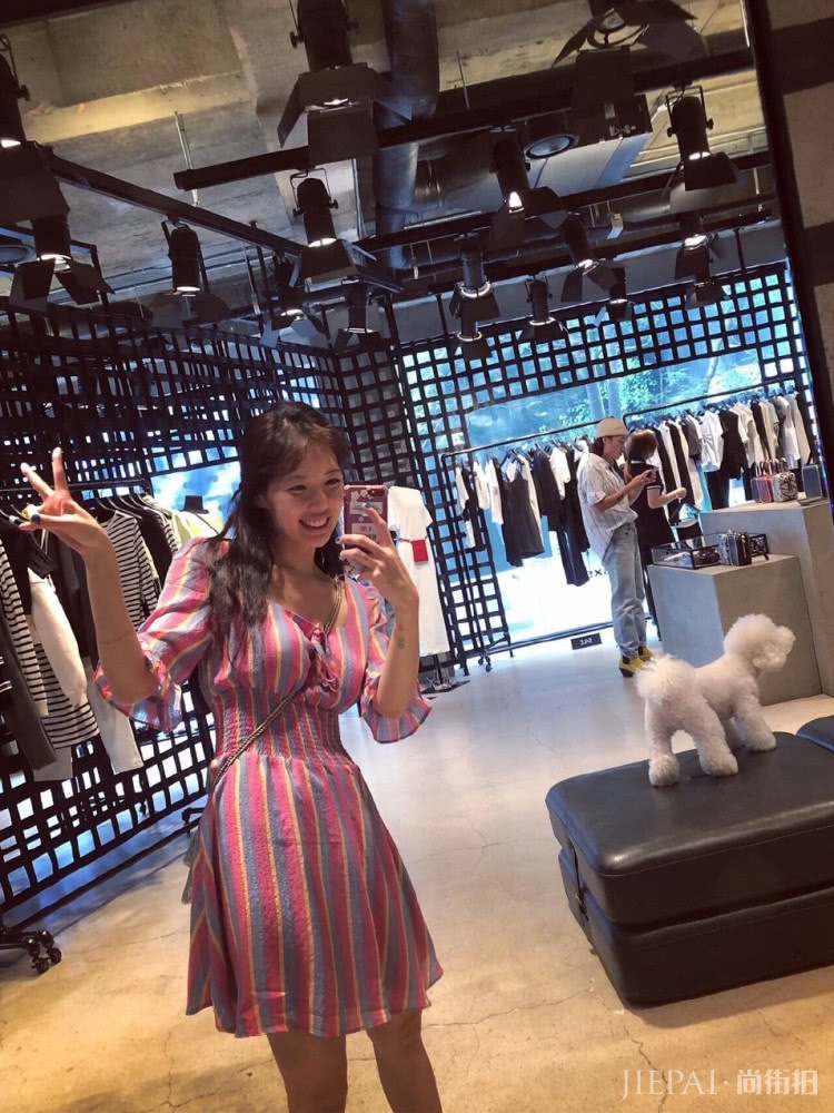 金泫雅身穿粉色条纹裙,抹口红素颜出街太有型