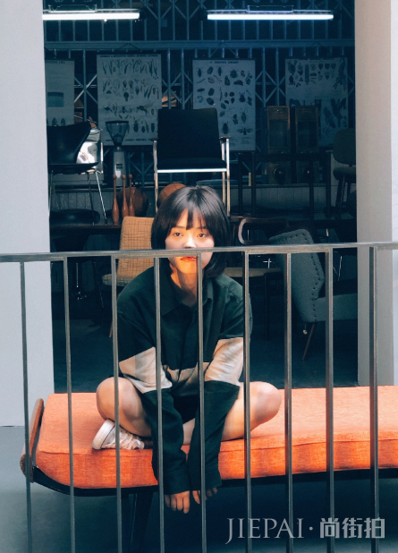 沈月穿印花衬衫搭黑色裙,美得不像话