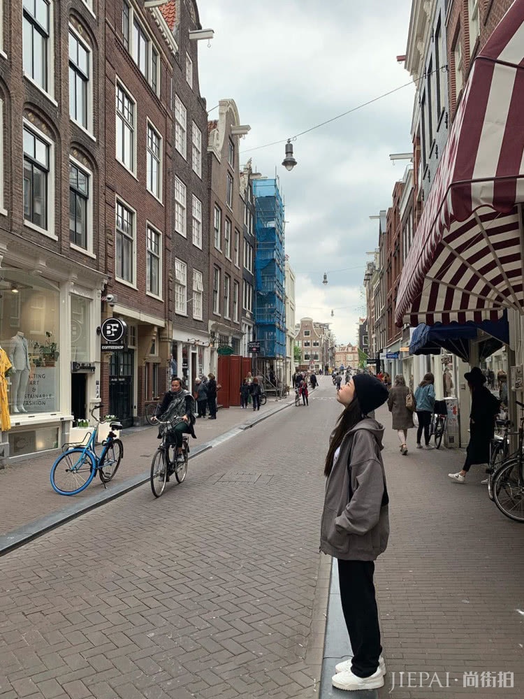 Lisa和Jennie,同穿一件拉链外套,美得不相上下