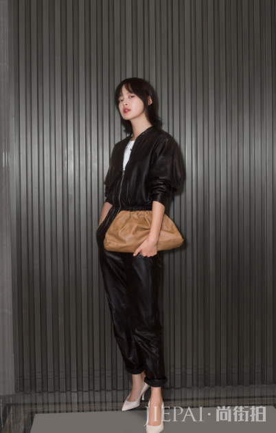 辛芷蕾把黑色皮裙穿出了满屏霸气感，现在的她越来越漂亮