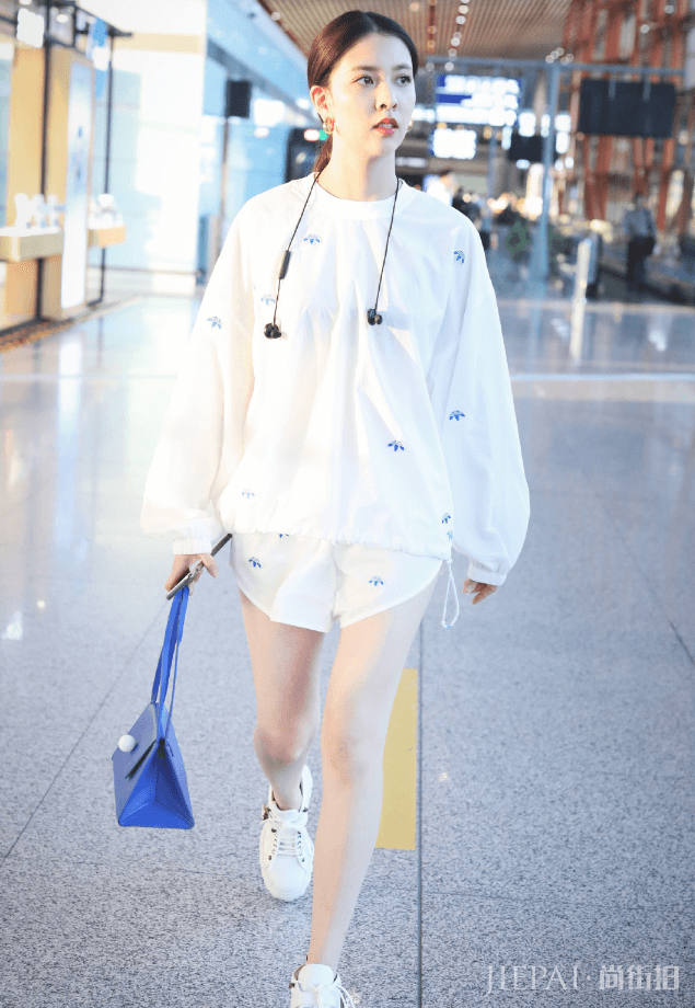 宋妍霏机场街拍，穿T恤搭裤子个性十足