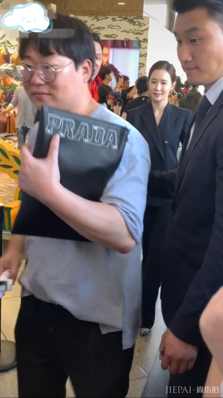 偶遇35岁李多海，皮肤好似少女，但脸又变了！撞脸王祖蓝老婆