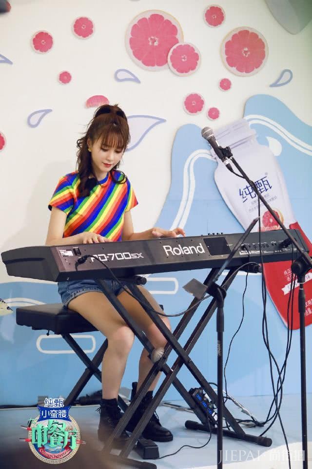 沈梦辰穿元气彩虹装秀长腿，美到认不出