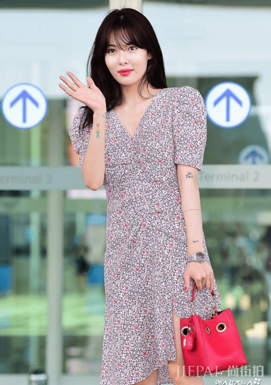 金泫雅机场街拍颜值重回巅峰，涂口红美到认不出