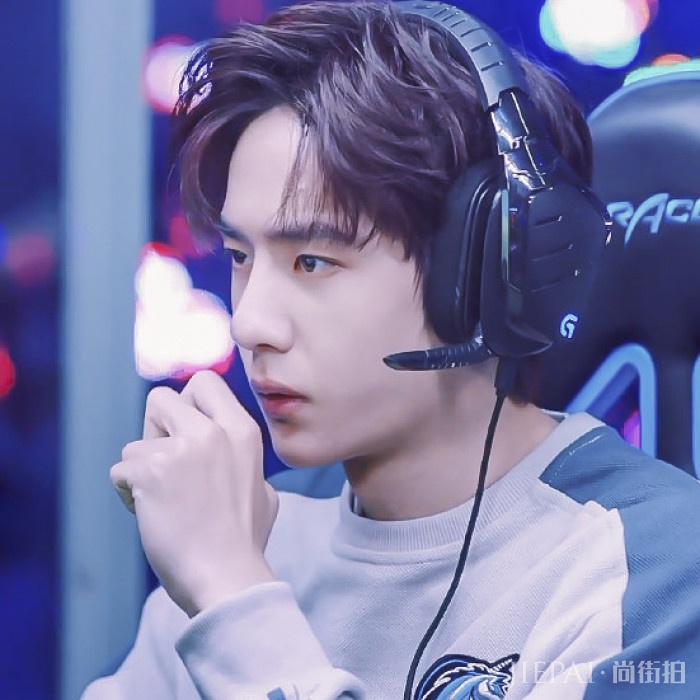 酒店拖鞋被扒?跟富家千金再三否认的恋情这次被铁锤了?