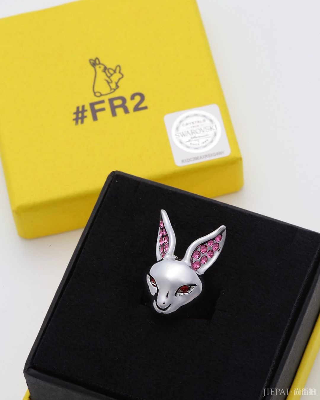 兔兔能挂在脖子上?FR2 x Swarovski发布全新首饰周边系列!