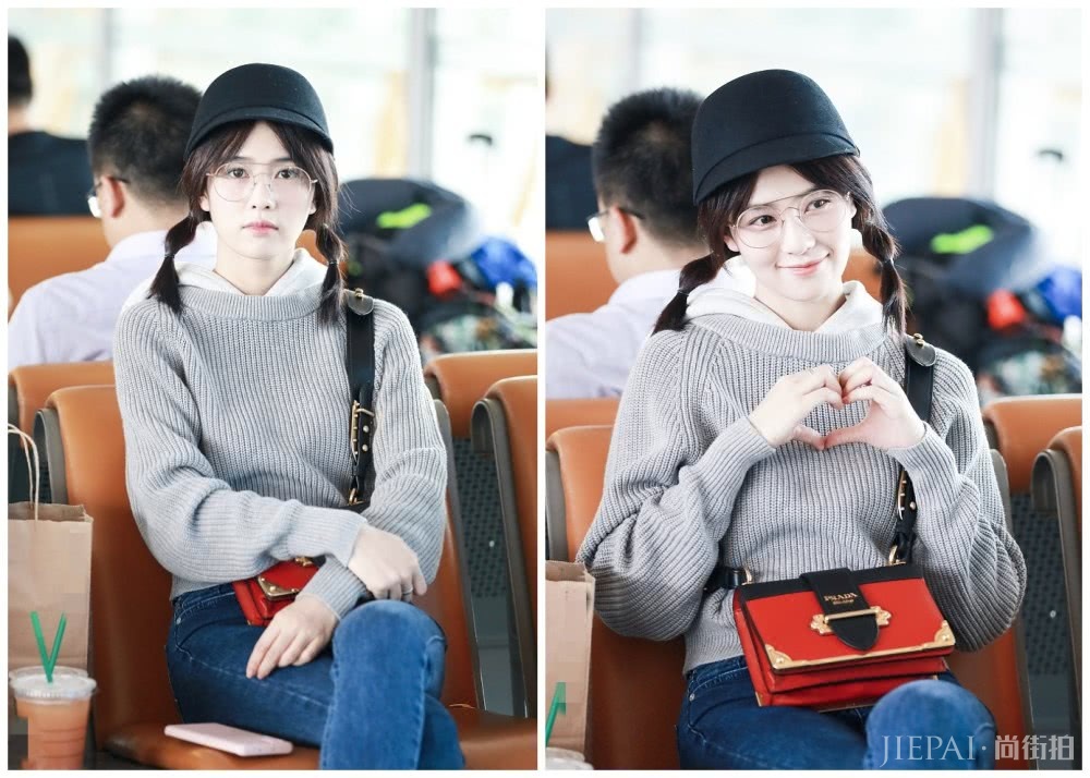被于正签下演《招摇》女一号走红，机场街拍穿厚毛衣看着都热