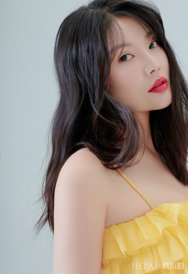 不涂红唇穿上公主裙也不够高级,热巴倪妮的初秋美妆技巧学起来