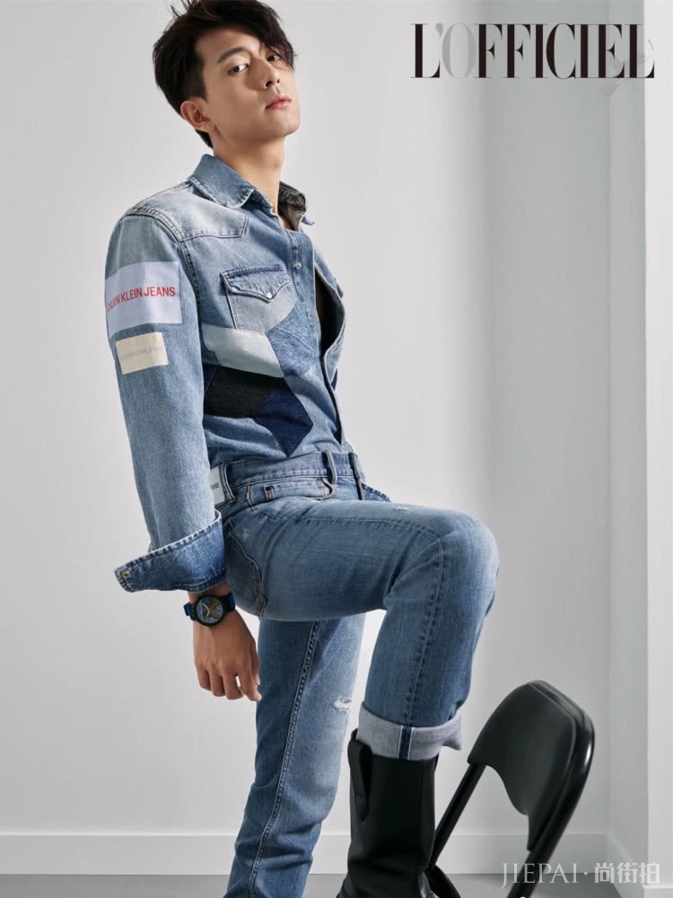 李现新造型上线,一身牛仔套装搭配,化身“西部型男”