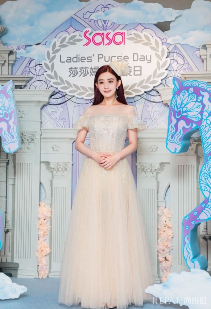 孟子义走红后更少女了,穿吊带配半身裙超甜美