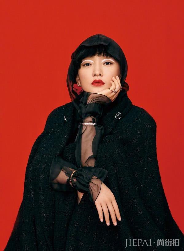 周迅最新锅盖头造型全面曝光,当风吹开刘海时,网友表示我沉默了