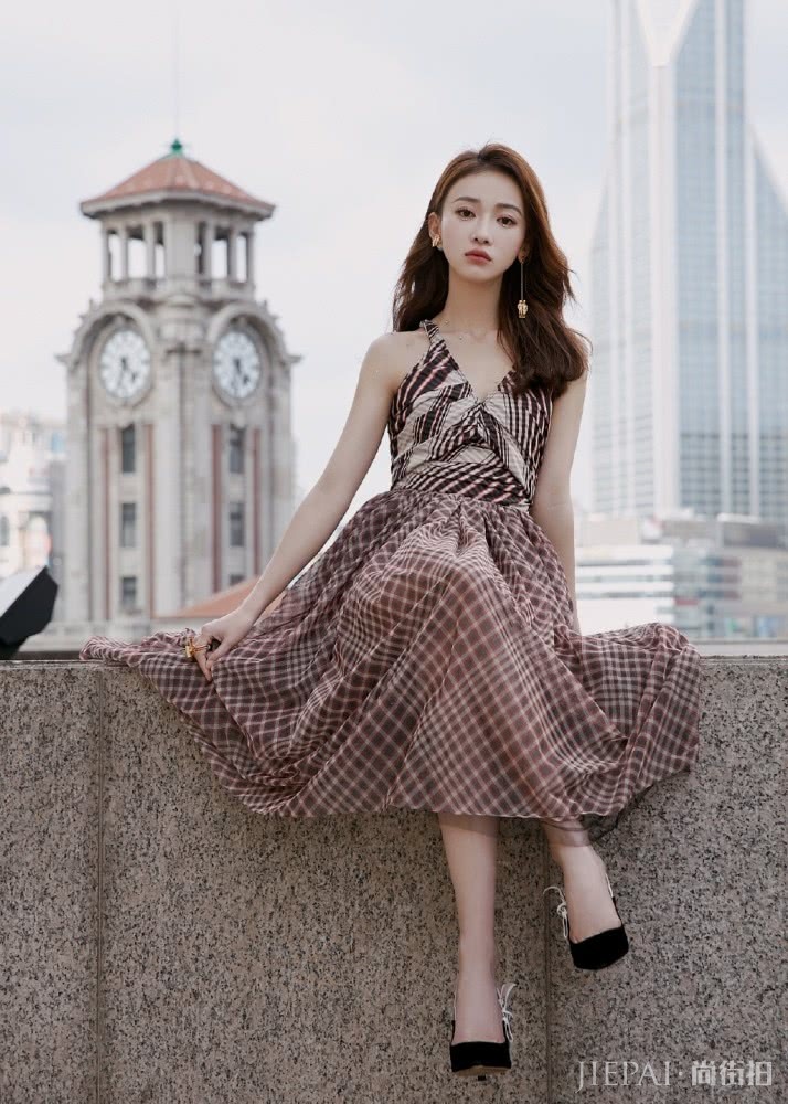 吴谨言12个彩色发卡配黄色连衣裙,也太少女了