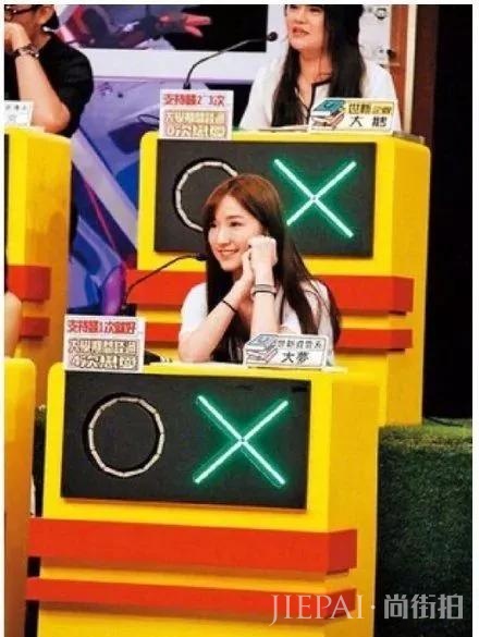 正和女友庆生，甜上热搜，却被曝出轨14岁网红？