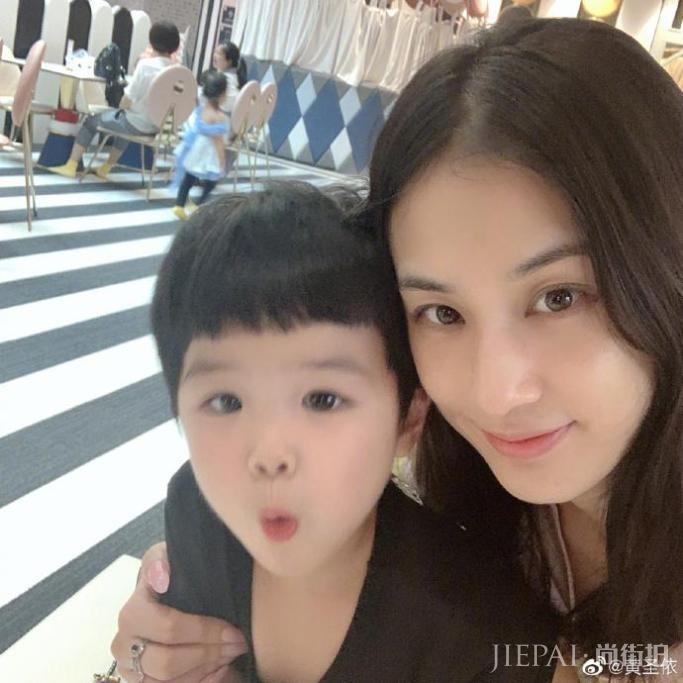 黄圣依罕见晒与两儿子合照 母子三人同框画面温馨有爱