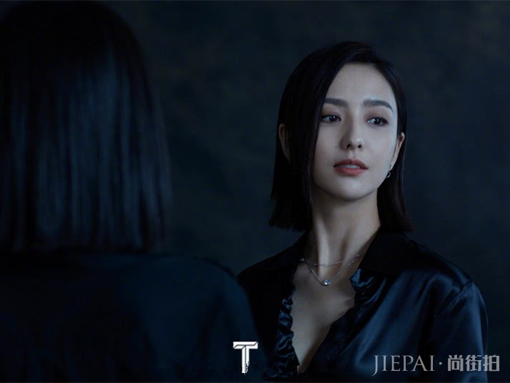 五个女人一台戏，姚晨穿皮质长裙身材火辣，佟丽娅却成古典美人