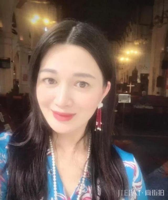 曾受刘德华力捧,演艺事业高开低走,今三胎现身42岁的她风韵如初