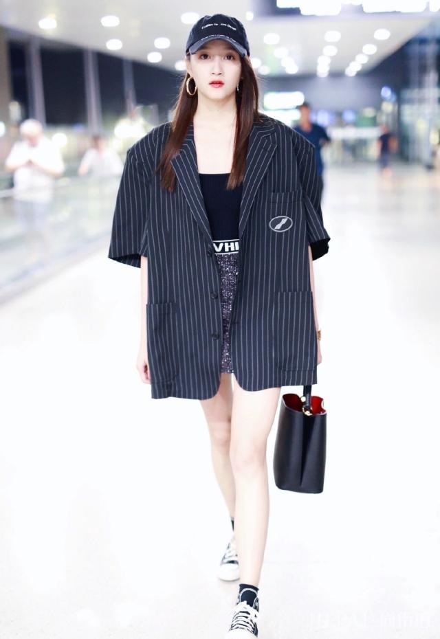 关晓彤条纹西装搭配短裙气场太强,标志性大长腿真抢镜
