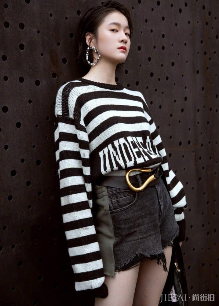 张雪迎条纹针织衫配超短裤，扎戚薇同款腰带，却比戚薇还要帅气