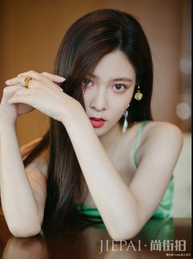 宋妍霏吊带裙搭配长直发,演绎清爽小诱惑