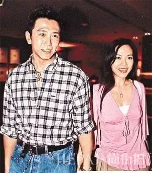 内地投资身家过亿，54岁温兆伦带嫩妻回港买楼，曾有8段情史