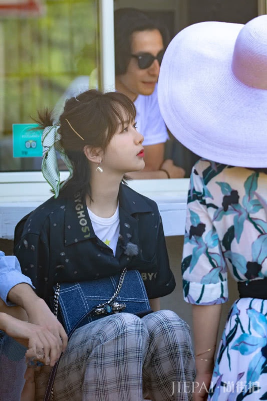 杨紫秀综艺新私服,穿衬衫再打个结才时髦,系发带后气质更好了