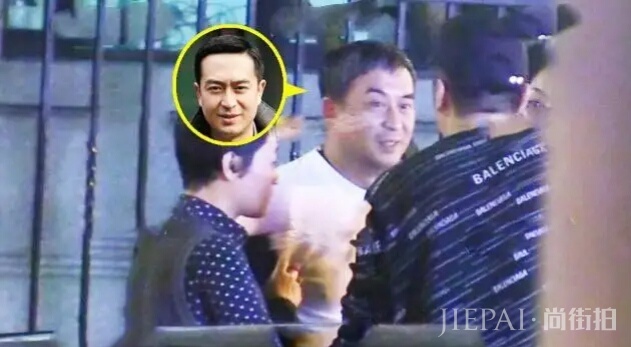 张嘉译近况曝光!与闫妮聚餐猛抽烟,驼背病情疑似加重