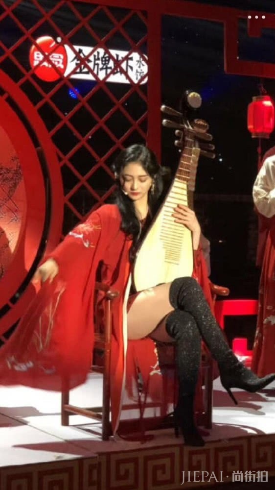 周洁琼吊带露脐背心很有看点，肉嘟嘟的肚子肉藏不住了，很可爱