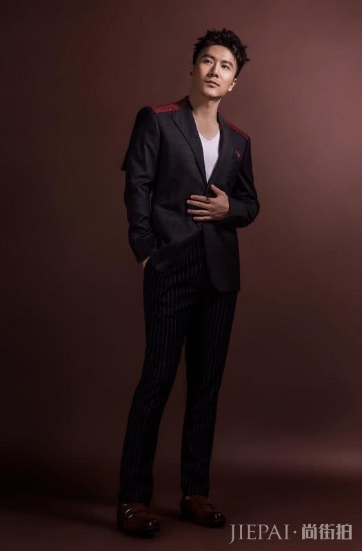 十八线演员靠一张“假图”红了，想借闫妮成名还就美梦成真了