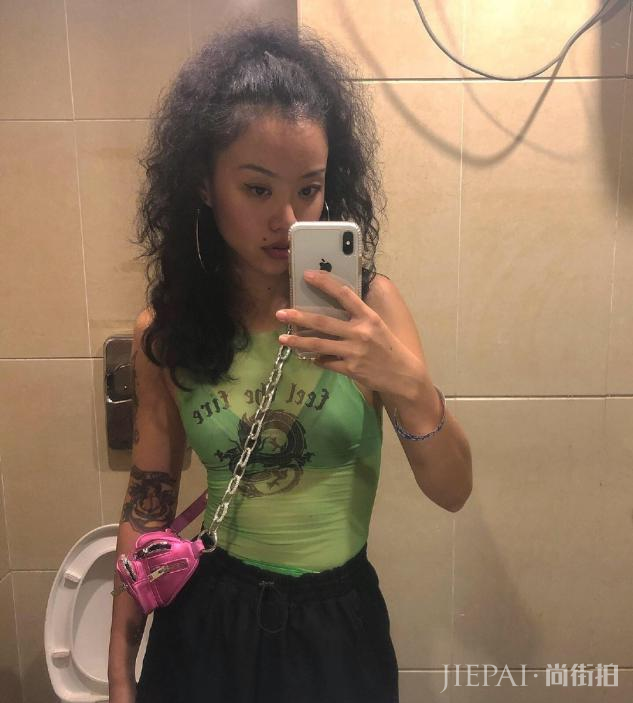 时髦个性早秋装撞色风来袭，这样搭配时尚又显气质