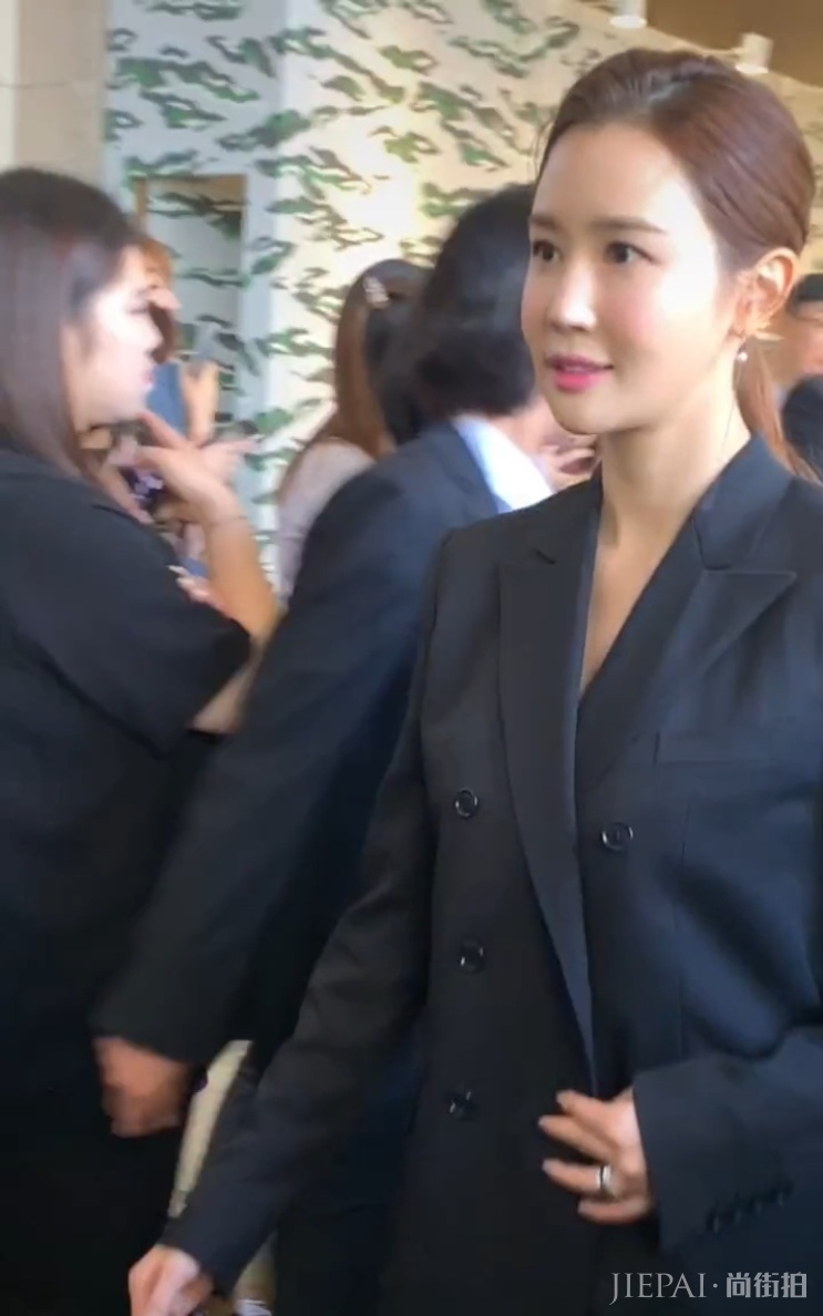 偶遇35岁李多海，皮肤好似少女，但脸又变了！撞脸王祖蓝老婆