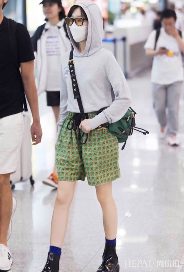 把格子印在裤子上,一起做随性洒脱的少女