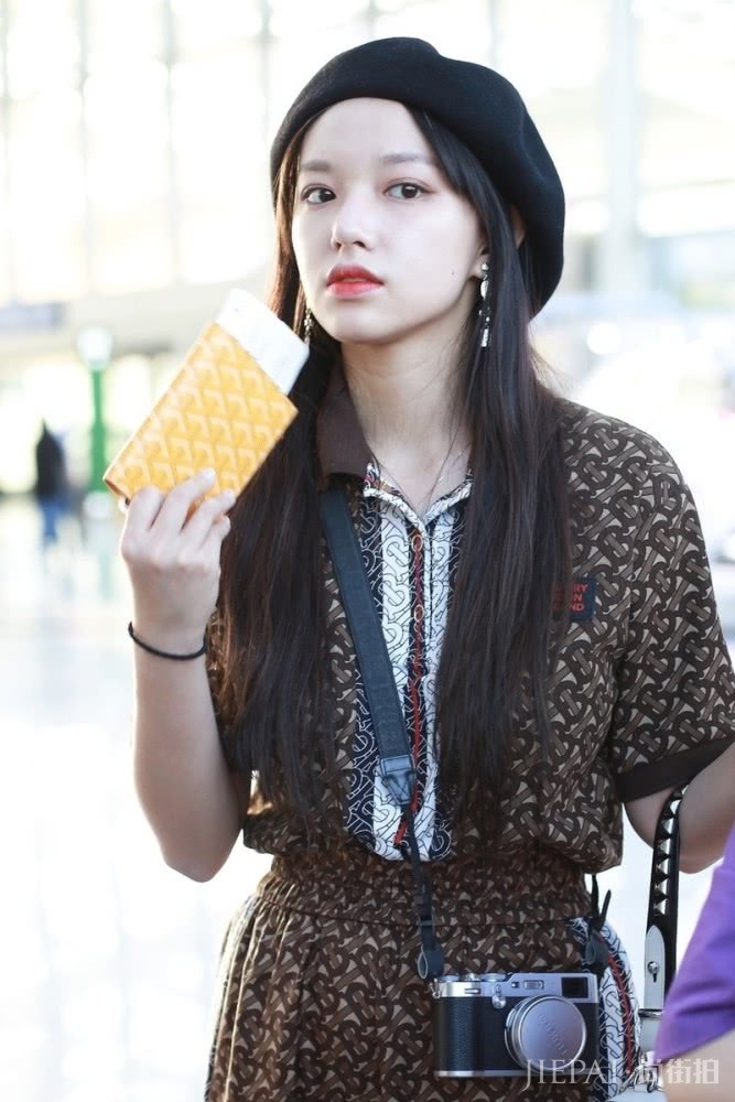 程潇一身复古装惊艳全场,个性爽朗也不缺性感,气质拿捏太好