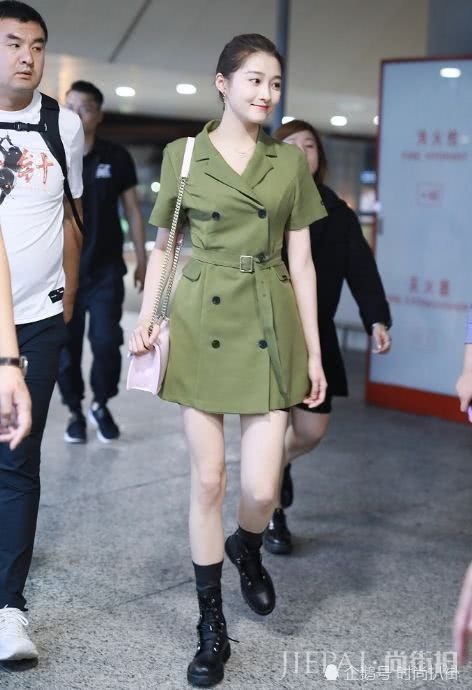 关晓彤照着泫雅的造型穿,居然还能这么大妈气质