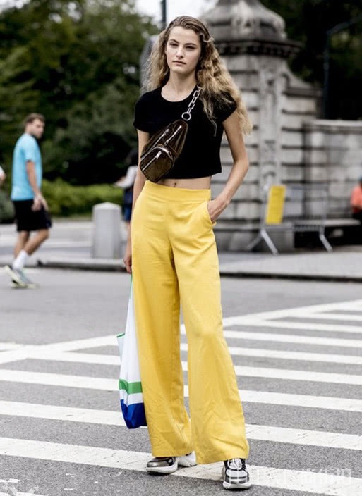 欧美街拍 潮女用自由的黄色裤子展现阳光气息