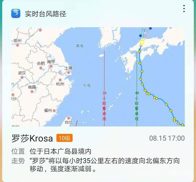 王俊凯在日本被网友偶遇，一身黑色穿着装扮，手里拿着喝的挺可爱