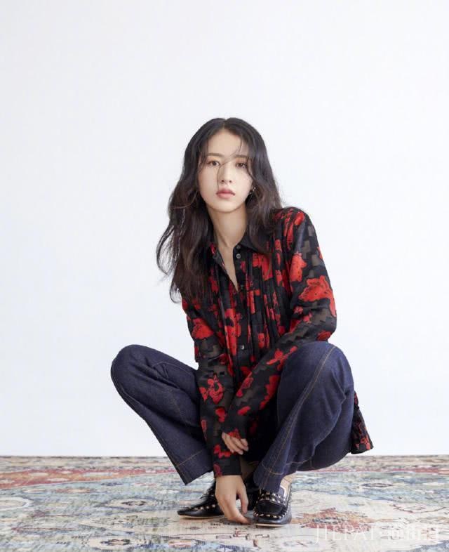 宋妍霏周雨彤同登画报，两位时髦精的穿搭，你更pick哪一位？