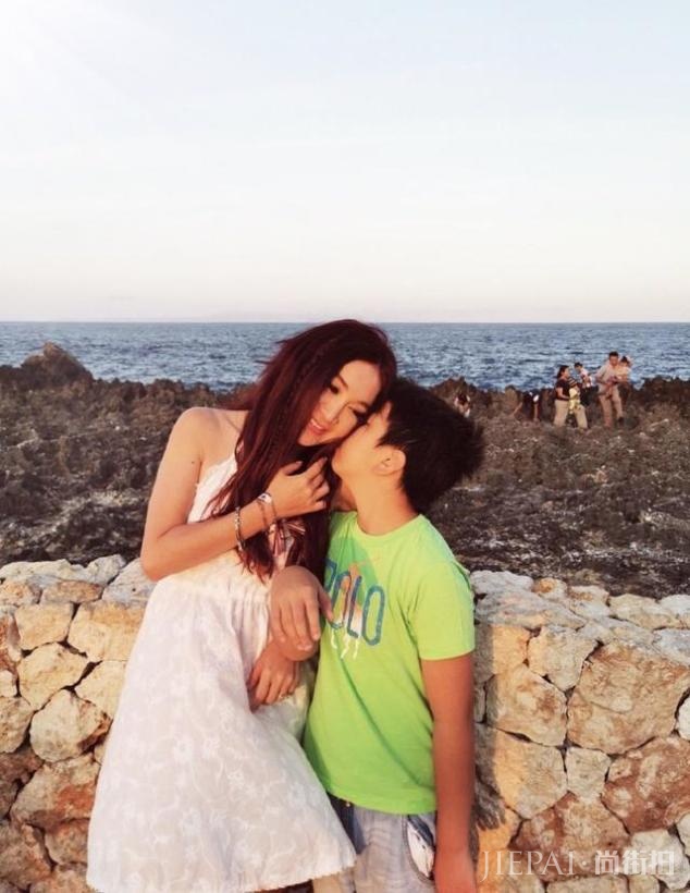 温碧霞晒全家福为养子庆生，称其是自己的小情人，嘴对嘴举止亲昵