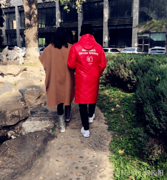 孙红雷与老婆逛街全程帮忙拎包,34岁娇妻穿着清凉大长腿抢镜