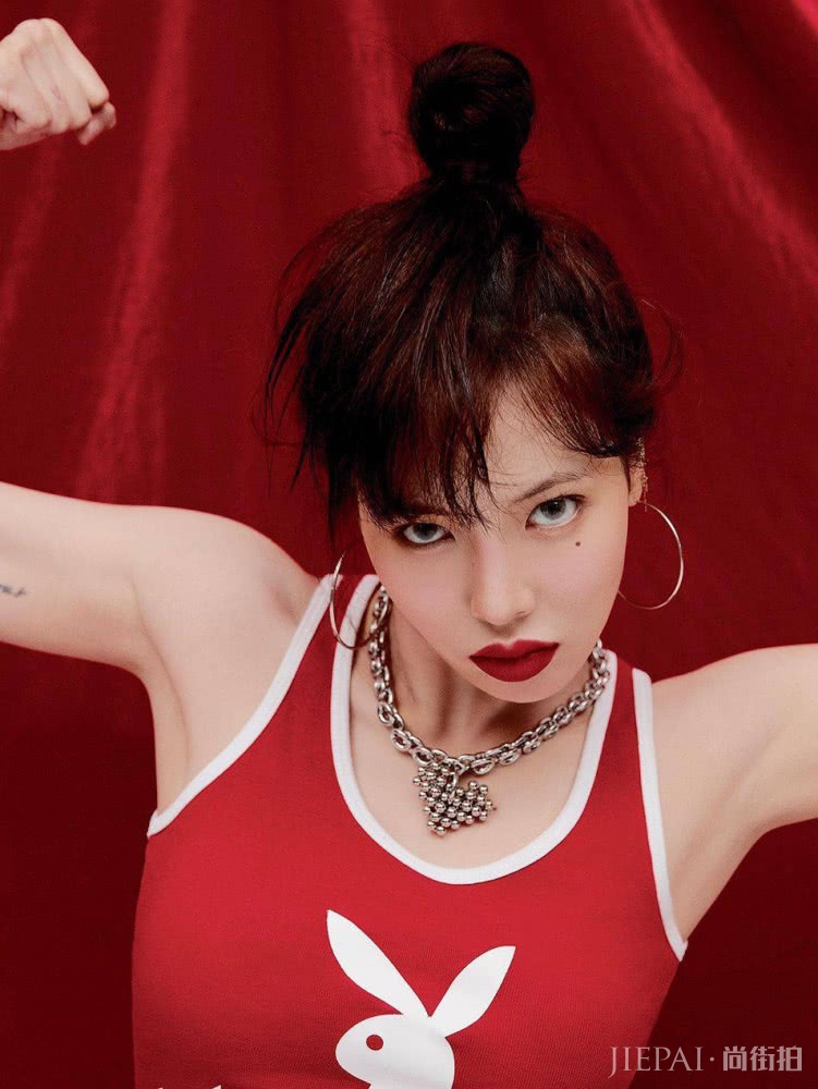 金泫雅身穿粉色条纹裙,抹口红素颜出街太有型