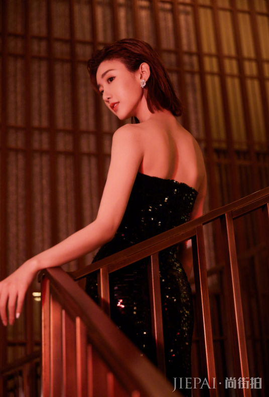 错剪短发怎么办?毛晓彤复古卷短发力挽狂澜,终于不像个男孩子了