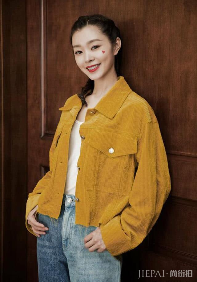 宋轶黑白红元素运动装现身机场,尽展青春少女感,哪里像30岁?