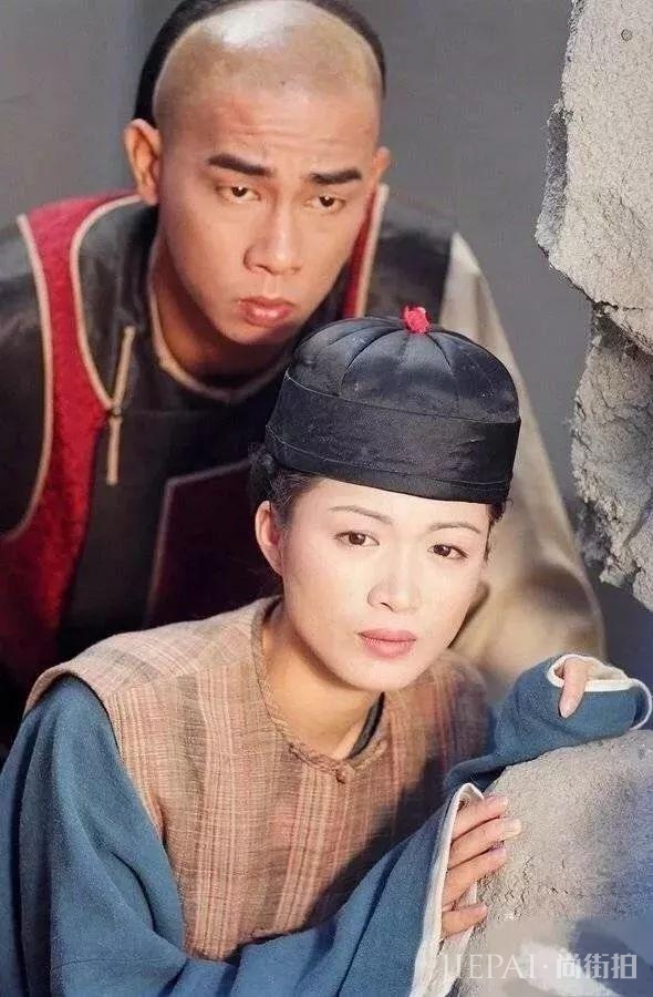 曾受刘德华力捧,演艺事业高开低走,今三胎现身42岁的她风韵如初