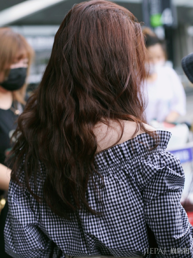 鞠婧祎一字肩搭“羊毛卷”发型,女人味十足