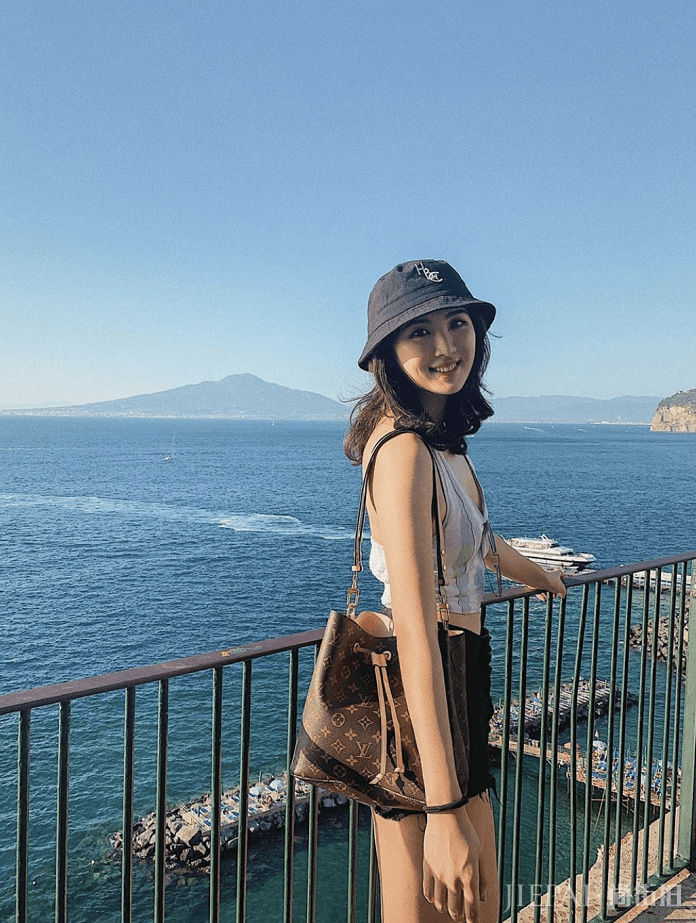 华为老总21岁小女儿,气质出众不输明星,才貌双全太优秀