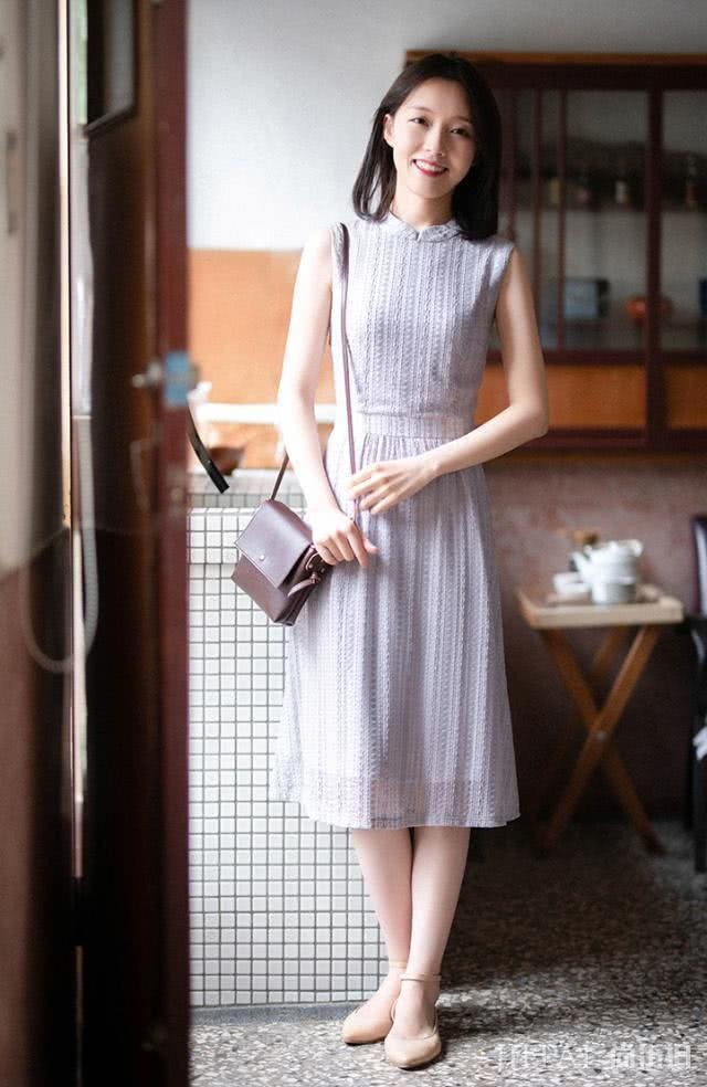 160以下的女生初秋穿这件连衣裙,不仅显高还有初恋感