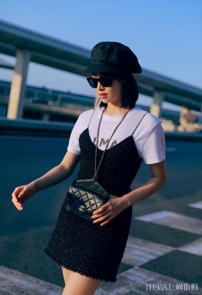 宋茜V领搭配超短裙,大红唇魅力满分