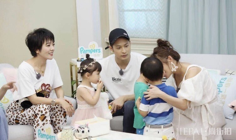 杨乐乐穿一条花裤子录综艺，41岁了气质真好